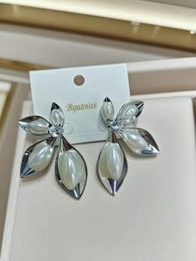 Yellow Gold Floral Earrings With Pearls And Diamonds - Classic Elegance For Special Moments - Perak - View 3