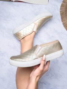 Zapato de sintetico con un diseño sencillo y juvenil, ideal para ocasiones informales como salidas con amigos, paseos por la ciudad o actividades de día. Su estilo slip-on permite poner y quitar el zapato con facilidad, haciendo que sea perfecto para quienes buscan comodidad y practicidad en su calzado diario. - Dorado - Ver 2