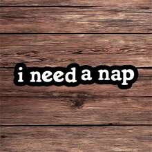 Adesivo de vinil engraçado "Preciso de uma soneca" com 2 peças, adesivo estético para humor sonolento, adesivo com citação desleixada e humor no trabalho, adesivo minimalista fofo à prova d'água para laptops, celulares e garrafas de água, adesivo preto e branco para hora da soneca, adesivo decorativo para mesa de escritório com sono