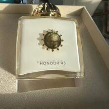 Honour 43 By Amouag-E Is A Floral Fragrance For Women. Long-Lasting Fragrance With Intense Diffusion. - Honour 43 - 查看 2
