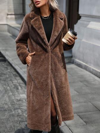 חובה לחורף: מעיל ארוך מפרווה דמוית-פרווה בצבע חום עם צווארון דש