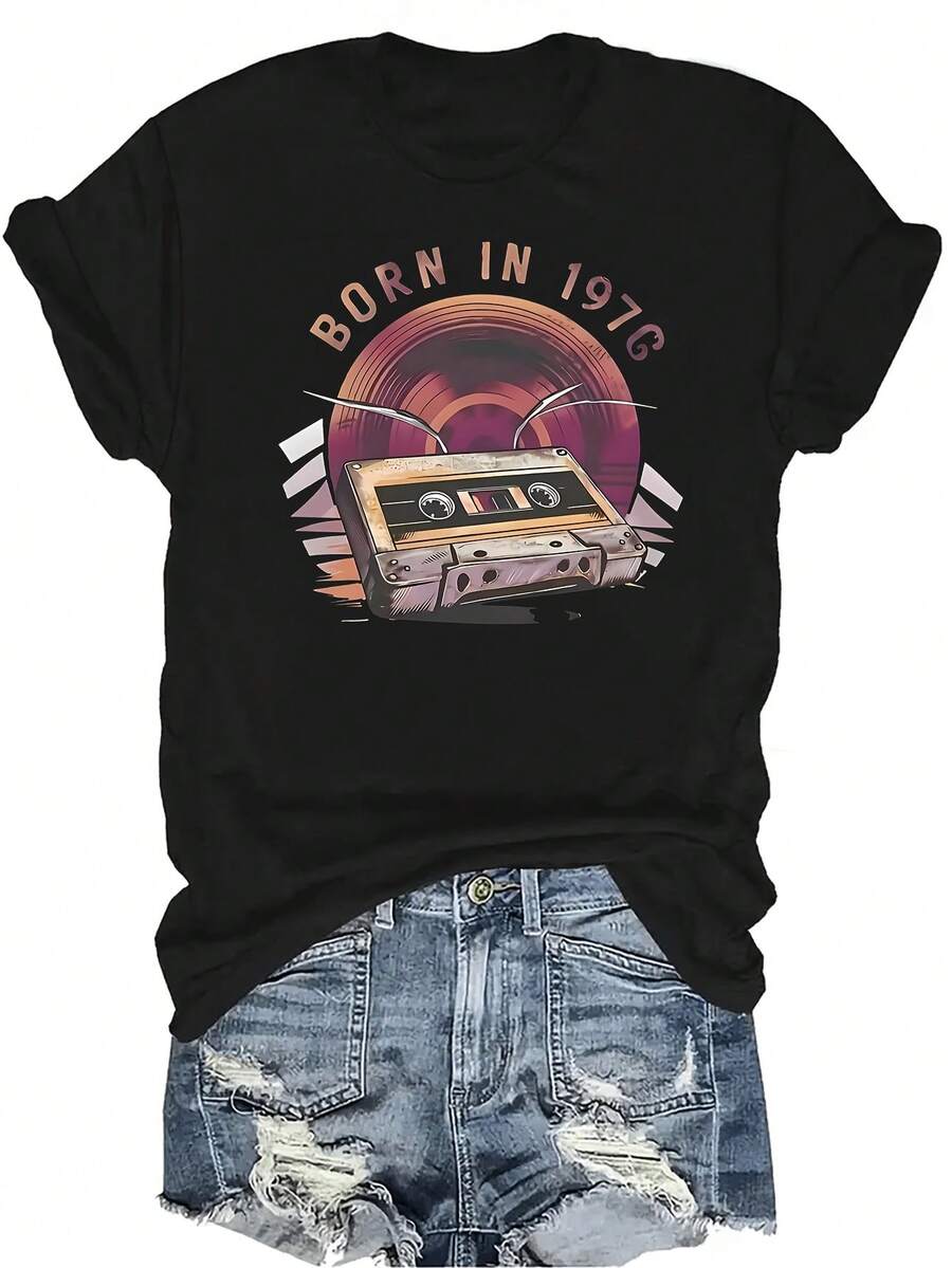 Camiseta de manga corta unisex de verano casual y transpirable con diseño de cinta de casete y "NACIDO EN 1976", cuello redondo, estilo versátil y adecuada para adolescentes y adultos - Negro - Ver 1