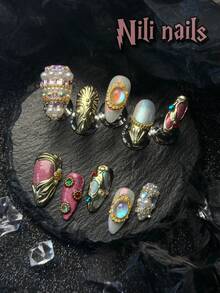 10片万圣节限量版手工美甲贴纸，打造独一无二的波西米亚风美甲！这款美甲贴纸套装包含杏仁形、铬金、法式、Y2K、紫红色、猫眼、3D钻石雕刻等多种款式，采用全覆盖亚克力材质，专为女性和女孩设计，套装内含凝胶贴纸和指甲锉。 - 彩色 - 查看 7
