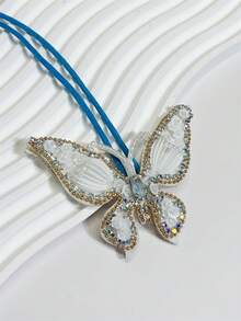 1个纯色手工串珠，时尚优雅、简约可爱、百搭俏趣的蝴蝶造型迷你蝴蝶挂件，可作背包、单肩包、斜挎包、手提包、腋下包、化妆包、其他收纳包、吊坠、车挂件、钥匙扣、裤腰挂件、行李箱挂件、身份识别挂件等。适合情侣、女友、学生、男女皆宜，可用于工作通勤、日常约会、度假、旅行和商务出差等场合。也适合作为男士节日礼物、送给女友、母亲的小礼物、生日礼物。 - 白色 - 查看 7