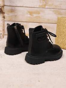 1 par de botas cortas negras para niñas de talla grande, material de PU suave de unicolor, decoración de mini mochila lateral, cordones delanteros, cremallera interior, punta redonda, suela gruesa y cálida, botas de princesa de moda y lindas, adecuadas para niños y niñas de 3 a 15 años, uso casual, escolar y al aire libre, otoño/invierno nuevo - Negro - Ver 4