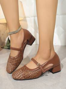 2025 Nuovi Scarpe Mary Jane stile francese vintage in marrone intrecciato e traforato, punta quadrata, tacco medio, cinturino, decorazione fibbia stile cinese, adatte per l'ufficio