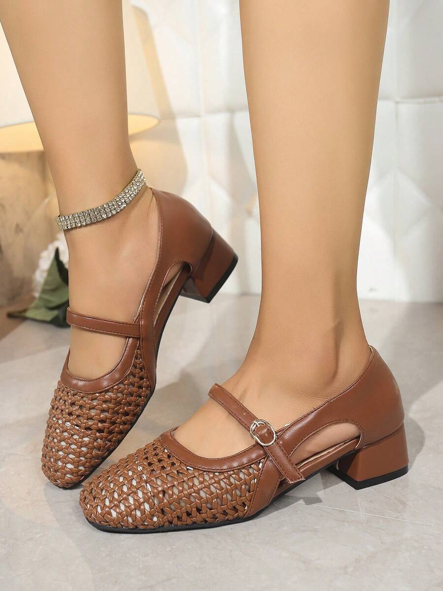 2025 Nuovi Scarpe Mary Jane stile francese vintage in marrone intrecciato e traforato, punta quadrata, tacco medio, cinturino, decorazione fibbia stile cinese, adatte per l'ufficio