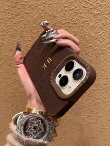 奢华皮革字母元素个性化定制姓名首字母手机壳，兼容 17/16/15/14/13/12/11 Pro Max/17/Air；奢华月坑图案仿皮软后盖，兼容 16/15/14/13/12/11 Pro Max；3D DIY 字母雕刻，生日、节日礼物，季节精选，2025手机壳，照片定制手机壳，三月生日周年纪念礼物 - 咖啡棕 - 查看 4