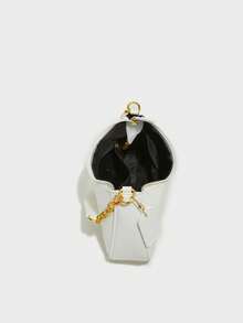 这款时尚单肩包采用经典字母图案和珍珠樱桃吊坠装饰。包身采用纯色防水PU材质，可用作单肩包、腋下包、月牙形夏季包、沙滩度假包或返校包。它也可用作女士钱包，适合购物、外出和日常使用。同时，它也是馈赠亲友的绝佳礼物。 - 白色 - 查看 5