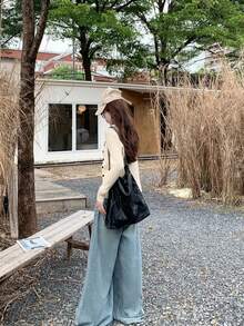 韩版撞色针织开衫搭配吊带背心，初秋舒适叠穿毛衣外套