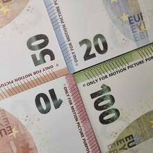50 peças de réplicas de tamanho padrão 5 €, 10,5 €, 10 €, 20 €, 50 €, adereços de dinheiro falso, adereços de origami de papel, adereços de exibição comemorativa de formato europeu, adereços de filme europeu, adereços de origami para o Dia dos Namorados, adereços de mágica de filme europeu, perfeito para: presentes de Dia dos Namorados, decorações de festa, eventos de bar, adereços de cinema e teatro