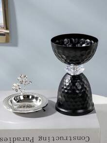 Ein Stück Eisen Aroma Brenner in Gold und Silber, mit einem elegant einfachen Design. Räucherstäbchen Brenner. Er eignet sich für Heimdekoration, Schlafzimmer, Wohnzimmer (als Mittelpunkt-Dekoration), Büros, Yoga-Räume und Partys, um eine elegante Atmosphäre zu schaffen. Er kann auch für Tempel-Dekoration verwendet werden. Dieser Aroma Brenner ist ein ideales Geschenk für Feste, für Rückkehrer zur Schule, als Abschlussgeschenk oder als Geschenk für Frauen.