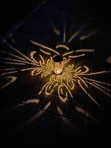 1 Piece Of Retro-Style Metal Lamp With Hollowed-Out Leaf Patterns And Solar-Powered Function, Named "Solar Leaf Pattern Ambiance Lamp" With A Decorative Theme. It Is Suitable For Courtyards, Terraces, Gardens, And Foyers.