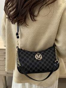 2025年新款时尚经典PU防水面料M字母印花设计金属链条装饰单肩斜挎包。适合购物、钱包、学生、年轻女性、办公室女性。非常适合办公室、大学、工作、商务、通勤、户外活动、旅行和野餐。
