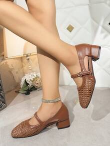 2025 Nuovi Scarpe Mary Jane stile francese vintage in marrone intrecciato e traforato, punta quadrata, tacco medio, cinturino, decorazione fibbia stile cinese, adatte per l'ufficio