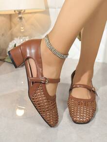 2025 Nuovi Scarpe Mary Jane stile francese vintage in marrone intrecciato e traforato, punta quadrata, tacco medio, cinturino, decorazione fibbia stile cinese, adatte per l'ufficio
