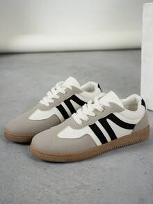 زوج من أحذية نسائية كاجوال مريحة بدون كعب، حذاء رياضي خفيف الوزن وقابل للتنفس، تصميم لوحي، مناسب للربيع والخريف