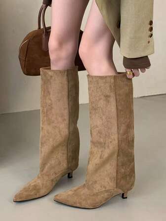 Botas altas de muslo negras para mujer de otoño/invierno, botas altas de rodilla de estilo europeo a la moda, botas de pantalón de diseño simple y versátil con punta gruesa y tacón bajo, tacón de gatito