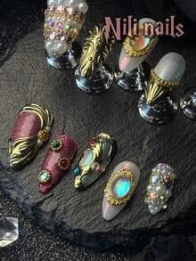 10片万圣节限量版手工美甲贴纸，打造独一无二的波西米亚风美甲！这款美甲贴纸套装包含杏仁形、铬金、法式、Y2K、紫红色、猫眼、3D钻石雕刻等多种款式，采用全覆盖亚克力材质，专为女性和女孩设计，套装内含凝胶贴纸和指甲锉。 - 彩色 - 查看 4