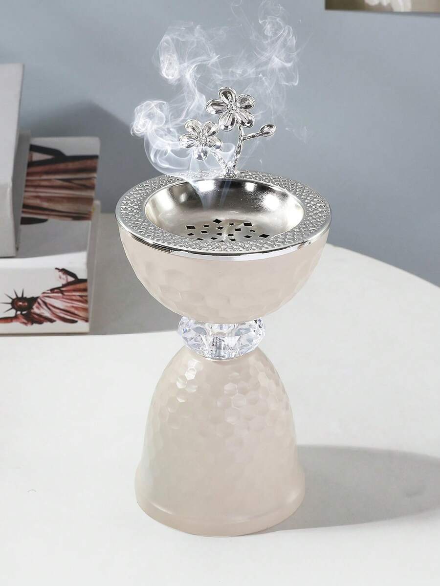 Ein Stück Eisen Aroma Brenner in Gold und Silber, mit einem elegant einfachen Design. Räucherstäbchen Brenner. Er eignet sich für Heimdekoration, Schlafzimmer, Wohnzimmer (als Mittelpunkt-Dekoration), Büros, Yoga-Räume und Partys, um eine elegante Atmosphäre zu schaffen. Er kann auch für Tempel-Dekoration verwendet werden. Dieser Aroma Brenner ist ein ideales Geschenk für Feste, für Rückkehrer zur Schule, als Abschlussgeschenk oder als Geschenk für Frauen.