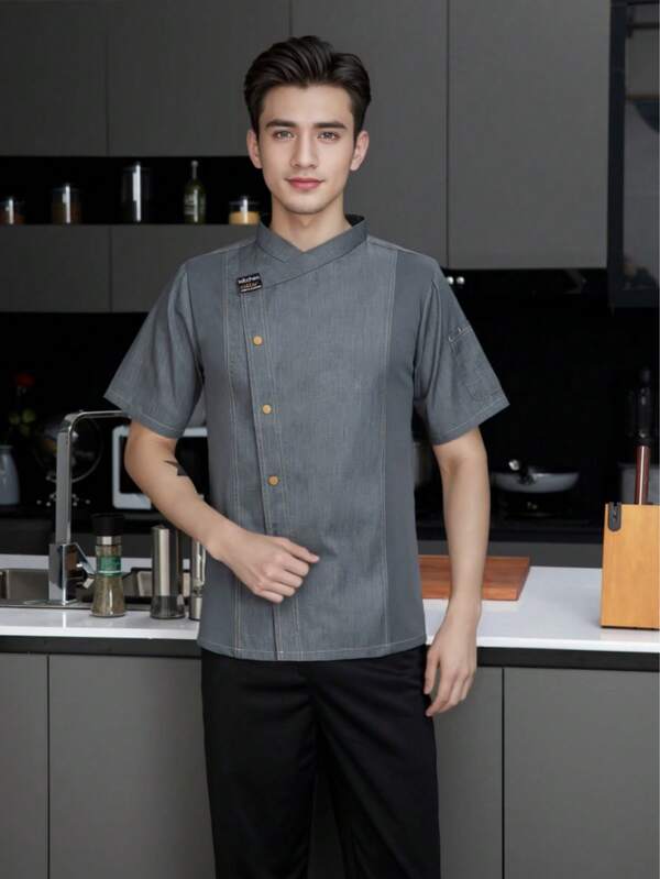 بدلة عمل جديدة مخصصة، بدلة عمل رمادية ذات أكمام قصيرة، شبكية قابلة للتنفس، بدلة عمل فاخرة للفنادق، مناسبة للمطاعم الغربية، المخابز، محلات القهوة، محلات الزهور، محلات الشواء، المطاعم السريعة. تصميم شخصي، أنيق وكريم، تصميم جيب لتخزين العناصر الصغيرة بسهولة، قماش صديق للبشرة ومتين