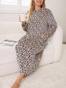 Women's Flannel Nightgown, Thermal-Lined Sweet Casual Leopard Print Round Neck With Pockets Soft Long Fluffy Sleep Dress