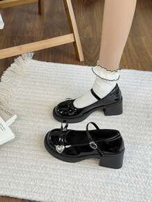 1双黑色玛丽珍鞋，饰有蝴蝶结和爱心图案，搭扣设计，时尚百搭，春秋新款，经典学生风，厚底，适合青少年穿着。 - 黑色 - 查看 6