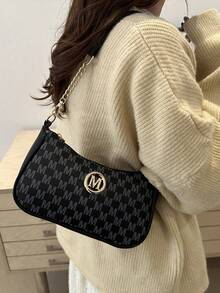 2025年新款时尚经典PU防水面料M字母印花设计金属链条装饰单肩斜挎包。适合购物、钱包、学生、年轻女性、办公室女性。非常适合办公室、大学、工作、商务、通勤、户外活动、旅行和野餐。