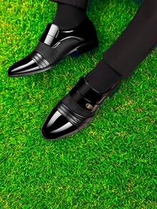 优雅黑色漆皮低跟礼服鞋 - 设计精致，采用优质PU材质，纽扣闭合，款式百搭，适合婚礼、派对和办公场合。