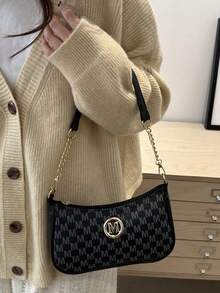 2025年新款时尚经典PU防水面料M字母印花设计金属链条装饰单肩斜挎包。适合购物、钱包、学生、年轻女性、办公室女性。非常适合办公室、大学、工作、商务、通勤、户外活动、旅行和野餐。