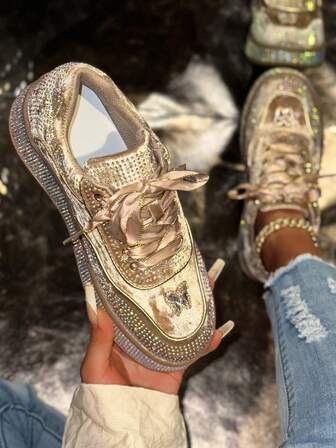 Zapatillas de mujer con cordones glamorosas para otoño/invierno 2025, bloques de color con diamantes brillantes, decoración de mariposa de cristal, multicolor, zapatos casuales para caminar al aire libre con suela antideslizante, adecuados para fiestas y espectáculos de luces