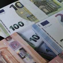 50 peças de réplicas de tamanho padrão 5 €, 10,5 €, 10 €, 20 €, 50 €, adereços de dinheiro falso, adereços de origami de papel, adereços de exibição comemorativa de formato europeu, adereços de filme europeu, adereços de origami para o Dia dos Namorados, adereços de mágica de filme europeu, perfeito para: presentes de Dia dos Namorados, decorações de festa, eventos de bar, adereços de cinema e teatro