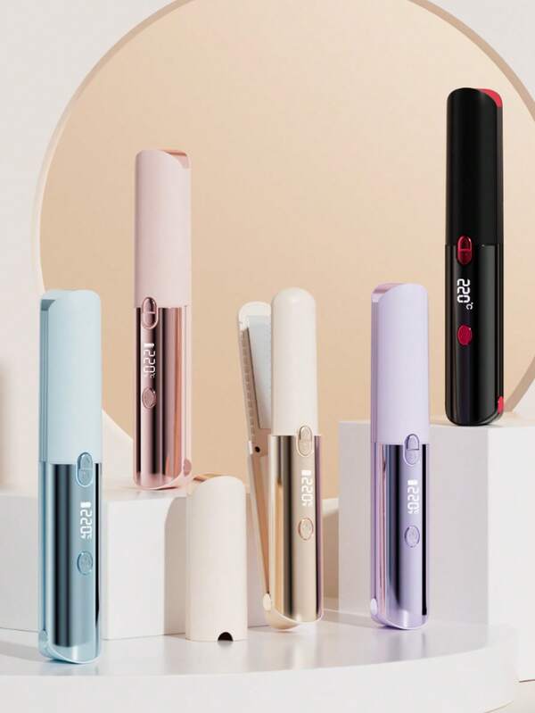 جهاز تمليس وتجعيد الشعر اللاسلكي متعدد الوظائف 2 في 1، صغير وقابل للشحن عبر USB، 6 إعدادات درجة حرارة قابلة للتعديل، شاشة LCD رقمية، مناسب لجميع أنواع الشعر، غطاء واقي من الغبار، بطارية ليثيوم 4500 مللي أمبير للاستخدام لفترة طويلة، مدمج وملائم للكوسبلاي والحفلات والسفر والتخرج والمقابلات، هدية للنساء والرجال. يشمل 1 كيس غبار، 1 مشط، و 1 مشبك شعر