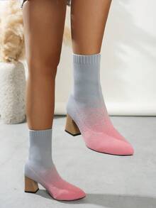 Botas de punto elástico con tacón de madera de grano de color y punta puntiaguda para mujer, nuevas botas de mediados de pantorrilla con tacón grueso de otoño/invierno 2025 de talla grande, botas altas delgadas y elegantes versátiles personalizadas que aumentan la altura y adelgazan