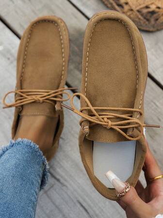 Zapatillas deportivas casuales ligeras y de lujo con cordones en marrón, estilo versátil y casual, recomendadas para un estilo retro minimalista europeo y americano, adecuadas para primavera y otoño