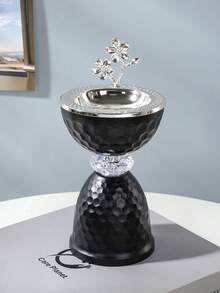 Ein Stück Eisen Aroma Brenner in Gold und Silber, mit einem elegant einfachen Design. Räucherstäbchen Brenner. Er eignet sich für Heimdekoration, Schlafzimmer, Wohnzimmer (als Mittelpunkt-Dekoration), Büros, Yoga-Räume und Partys, um eine elegante Atmosphäre zu schaffen. Er kann auch für Tempel-Dekoration verwendet werden. Dieser Aroma Brenner ist ein ideales Geschenk für Feste, für Rückkehrer zur Schule, als Abschlussgeschenk oder als Geschenk für Frauen.