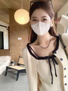 韩版撞色针织开衫搭配吊带背心，初秋舒适叠穿毛衣外套