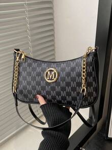 2025年新款时尚经典PU防水面料M字母印花设计金属链条装饰单肩斜挎包。适合购物、钱包、学生、年轻女性、办公室女性。非常适合办公室、大学、工作、商务、通勤、户外活动、旅行和野餐。
