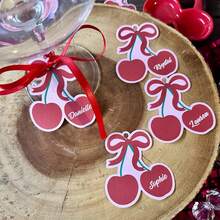 10 pezzi/25 pezzi/50 pezzi/100 pezzi Coriandoli a forma di ciliegia, etichette regalo a forma di ciliegia, etichette regalo per il ritorno a scuola (senza accessori) - etichette per bomboniere, adorabili etichette decorative a forma di ciliegia per il ritorno a scuola, laurea, compleanno, matrimonio, festa della frutta, addio al nubilato