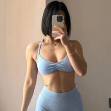 热门吊带运动文胸，女士露背细肩带运动文胸，轻度支撑，短款运动上衣，无缝褶皱瑜伽文胸垫 - 淺藍色 - 查看 7