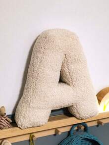 1个白色创意DIY字母抱枕，字母可自由组合，柔软舒适，是沙发靠垫的理想家居装饰，可根据您的喜好定制，是节日、生日、圣诞节的创意礼物，也非常适合圣诞节和房间装饰。