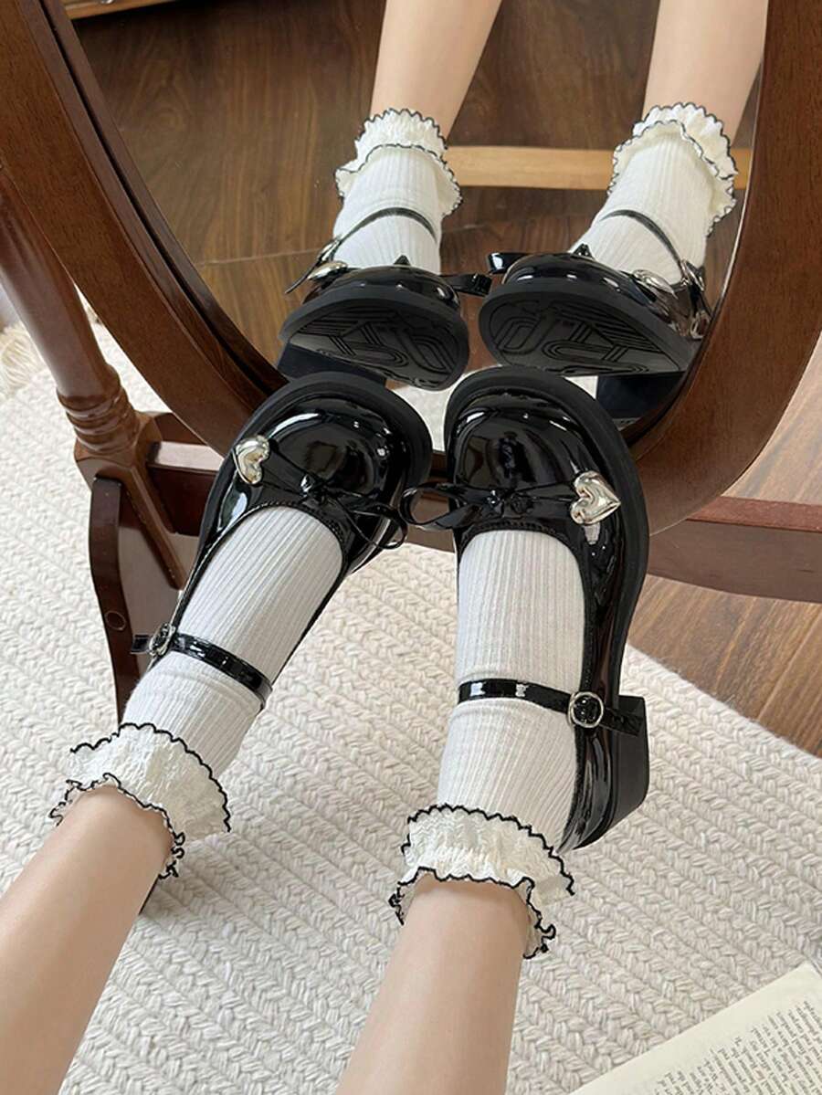 1双黑色玛丽珍鞋，饰有蝴蝶结和爱心图案，搭扣设计，时尚百搭，春秋新款，经典学生风，厚底，适合青少年穿着。 - 黑色 - 查看 1
