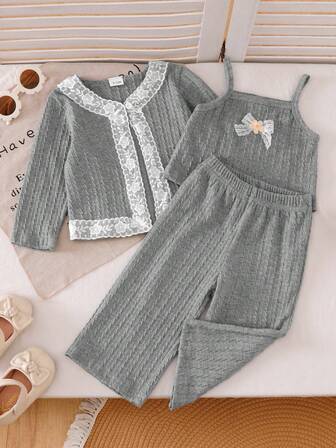 3 件套女婴可爱蕾丝花朵蝴蝶结吊带上衣、蕾丝边开衫和配套阔腿裤套装，春秋