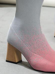 Botas de punto elástico con tacón de madera de grano de color y punta puntiaguda para mujer, nuevas botas de mediados de pantorrilla con tacón grueso de otoño/invierno 2025 de talla grande, botas altas delgadas y elegantes versátiles personalizadas que aumentan la altura y adelgazan