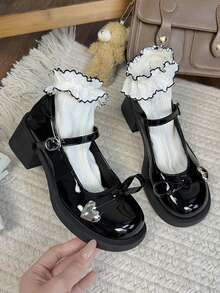 1双黑色玛丽珍鞋，饰有蝴蝶结和爱心图案，搭扣设计，时尚百搭，春秋新款，经典学生风，厚底，适合青少年穿着。 - 黑色 - 查看 3