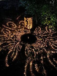 1 Piece Of Retro-Style Metal Lamp With Hollowed-Out Leaf Patterns And Solar-Powered Function, Named "Solar Leaf Pattern Ambiance Lamp" With A Decorative Theme. It Is Suitable For Courtyards, Terraces, Gardens, And Foyers.