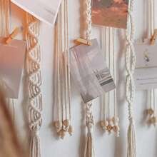波西米亚风 Macrame 照片墙挂饰，含 20 个夹子 – 带流苏的悬挂照片展示，用于打印的照片展示板、便条和发夹 – 适用于花园、卧室和家居的墙壁和房间装饰 | 送给女性、挚友和生日的礼物 | 圣诞节、节日装饰（苏格兰高地牛主题） - 彩色 - 查看 5