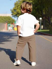 2 件套男童夏季短袖衬衫和条纹裤套装，休闲度假装