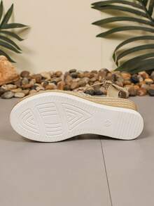 Giày sandal đế xuồng màu trơn nhẹ dành cho nữ, thiết kế xỏ chân tiện lợi, sang trọng và thời trang, mẫu giày casual thoải mái mới của nhà thiết kế mùa hè 2025, phù hợp cho du lịch, dã ngoại và các dịp trang trọng. - Vàng - Xem 8