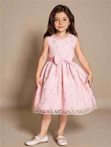 SHEIN 小女孩无袖刺绣A字网纱连衣裙，优雅的3D蝴蝶结装饰增添甜美可爱气息。适合小女孩外出、公园野餐，展现优雅公主风，春夏季节 - 粉色 - 查看 4
